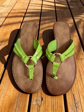 Lilly Pulitzer women’s Lime Green Leather Thong Sandals with Gold Ring size 8